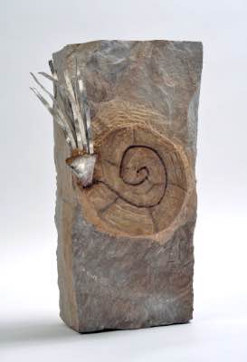 2017 - 14" x 7" x 6" - Grès beige ciselé, patine acrylique et argenterie (Reine Elizabeth)