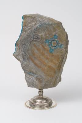 H 15" x L 9.5" x P 6" (avec base) - grès ciselé avec rides de plage naturelles fossilisées, patine et encaustique sur pied en argenterie