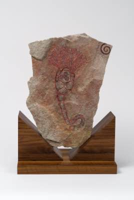 H 23" x L 16" x P 12" (avec base) - grès arc-en-ciel ciselé, patine, base de noyer massif